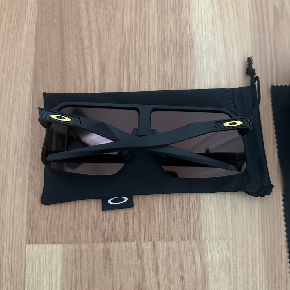 Yellow visor black frame Oakley sunglasses prizms brand new - Picture 3 of 3